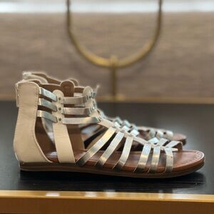SO Kohl’s brand size 3 little girls silver and cream sandals.